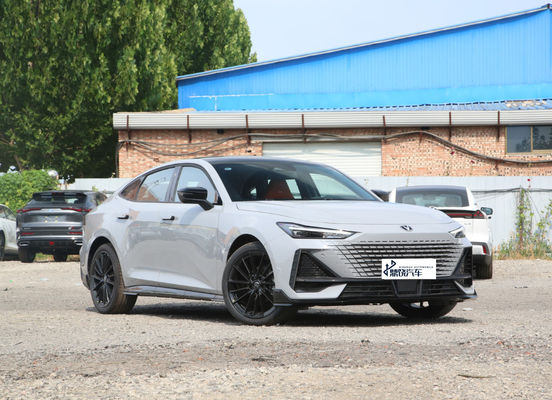 Kup w magazynie Chiński szybki statek Changan UNI-V Automobile Turbo China Cheap Sedan Gas Nowy samochód na sprzedaż